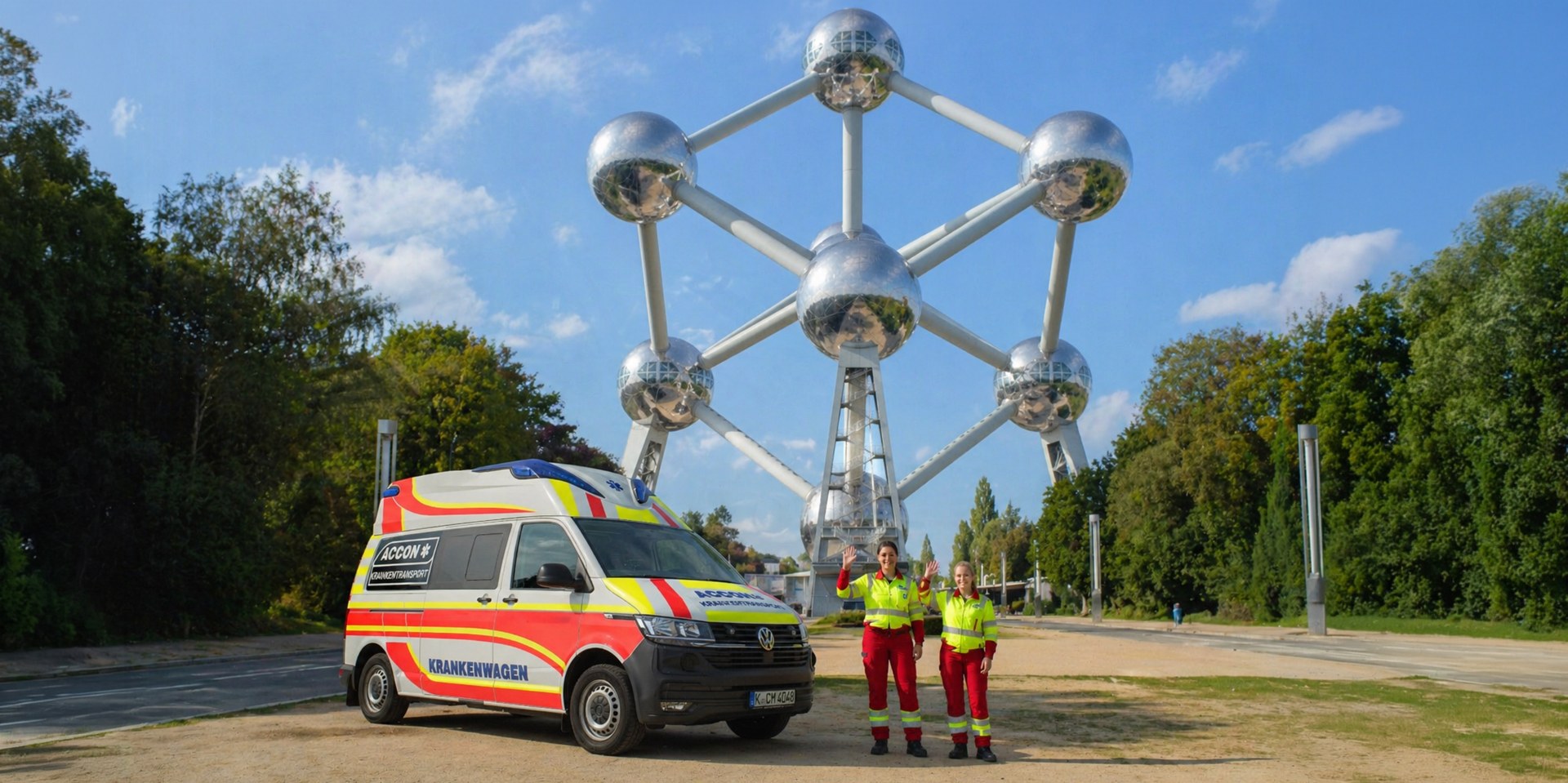 Atomium mit Krankentransportwagen